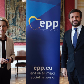 El líder del PP, Pablo Casado, con la presidenta de la Comisión Europea, Ursula von der Leyen, en Bruselas.