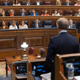 Pedro Sánchez y los integrantes del Gobierno observan a Alberto Núñez Feijóo en el Congreso el pasado 26 de junio.