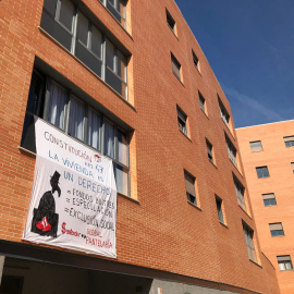 Una pancarta que denuncia l'assetjament immobiliari de Témpore Properties, a Castelló.