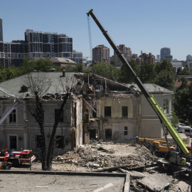 El equipo de rescate trabaja entre los escombros del hospital infantil bombardeado en Kiev, a 9 de julio de 204, Ucrania.