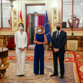 La presidenta del Senado, Pilar Llop; la presidenta del Congreso, Meritxell Batet; y el presidente de la Fundación Víctimas del Terrorismo, Tomás Caballero. - EUROPA PRESS