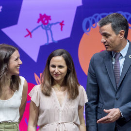 El presidente del Gobierno, Pedro Sánchez, con la ministra de Igualdad, Irene Montero.