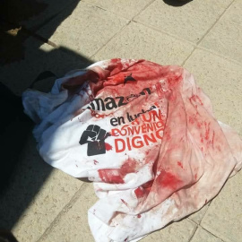 Una camiseta manchada de sangre tras las cargas policiales durante la segunda jornada de huelga en el almacén de Amazon en San Fernando de Henares.- CGT