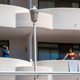 Vista de los balcones del Palma Bellver, el hotel covid donde se alojan algunos de los estudiantes que visitaron Mallorca en un viaje de estudios y que tienen que guardar cuarentena. - EFE