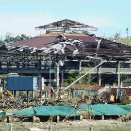 Una foto del folleto facilitada por la Guardia Costera de Filipinas (PCG) muestra una estructura dañada en el aeropuerto de la isla de Siargao, en el sur de Filipinas, azotada por el tifón, el 17 de diciembre de 2021