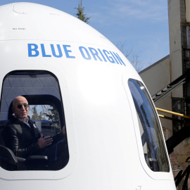 El fundador de Amazon y Blue Origin, Jeff Bezos, sen el nuevo cohete Shepard y la maqueta de la Crew Capsule en un simposio espacial en Colorado Springs, Colorado, Estados Unidos, el 5 de abril de 2017. REUTERS / Isaiah J. Downing