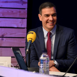 El presidente del Gobierno, Pedro Sánchez, es entrevistado por la cadena Ser en Barcelona este lunes.