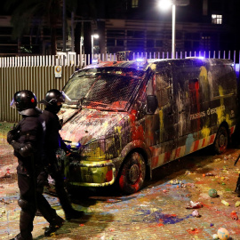 22/10/2019 - Agentes de los Mossos d'Esquadra junto a un furgón con pintura tras una protesta contra la sentencia del 'procés'. / REUTERS - JON NAZCA