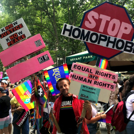 Grupos de personas participan en la Queer Liberation March, la marcha alternativa del Orgullo convocada hoy, en Bryant Park, Nueva York (EEUU).