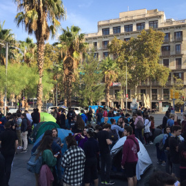 Centenars d'estudiants acampen a la plaça Universitat per demanar la llibertat dels presos polítics i l'autodeterminació.