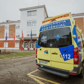 Una ambulancia a las puertas de Hospital General San Telmo