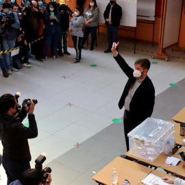 Gabriel Boric vota durante la segunda vuelta de las elecciones presidenciales.