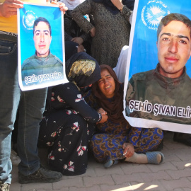 Imagen de dos mujeres kurdas llorando la muerte de un soldado de las milicias./ Karlos Zurutuza.