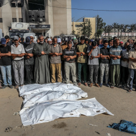 11/07/2024  Palestinos celebran la oración fúnebre por sus familiares muertos en Khan Yunis, a 10 de julio de 2024.