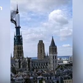 El fuego cubre la aguja de la catedral de Rouen (Francia)