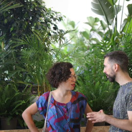 Dos personas charlan en el refugio climático instalado en el Círculo de Bellas Artes de Madrid.