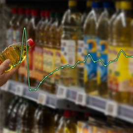 11/07/2024 Botellas de aceite en un supermercado.