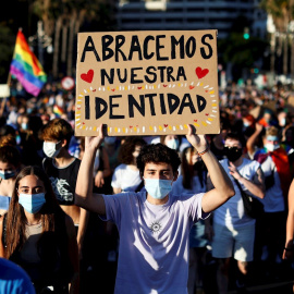 28/06/2021.- Un joven lleva una pancarta con el lema "Abracemos nuestra identidad" durante la manifestación del Orgull LGTB+ en Vàlencia bajo el lema “Els drets trans són drets humans”. EFE/Biel Aliño