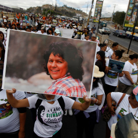 Una manifestante sostiene una foto de la activista por los derechos ambientales Berta Cáceres durante una marcha para conmemorar el primer aniversario de su asesinato, en Tegucigalpa, Honduras, el 1 de marzo de 2017. REUTERS / Jorge Cabrera