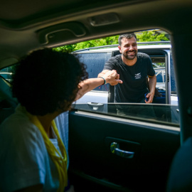 Marta Rovira i Ruben Wagensberg es saluden en el moment de pujar als cotxes de retorn cap a Catalunya aquest dijous.