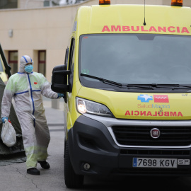 Un sanitario completamente protegido accede a una ambulancia junto al área donde soldados del Mando de Ingenieros de Salamanca del Ejército de Tierra