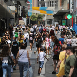 Un grupo de personas camina en el centro de la capital, a 28 de junio de 2021, en Madrid.