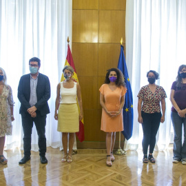 La ministra  de Trabajo y vicepresidenta Yolanda Díaz junto a la delegación de la campaña contra los abusos laborales a las temporeras de Huelva.