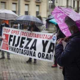 Varias personas partidipan en una manifestación contra el abuso de la temporalidad en el sector público en el Paseo Sarasate, a 9 de mayo de 2021, en Pamplona, Navarra (España)