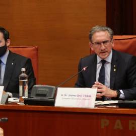 A la dreta, el conseller d'Economia i Hisenda, Jaume Giró, en la seva compareixença a la Comissió d'Economia del Parlament.