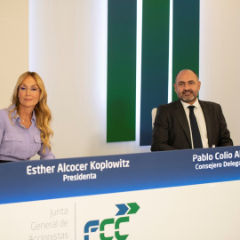 Esther Alcocer Koplowitz, presidenta del Grupo FCC, y Pablo Colio Abril, consejero delegado de la constructora, durante la junta de accionistas.