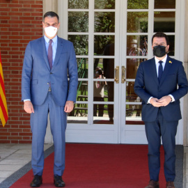 Pedro Sánchez i Pere Aragonès a les portes de la Moncloa abans de la reunió que han mantingut aquest dimarts.