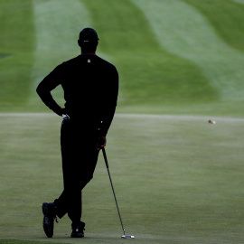 Imagen de archivo de una persona jugando a golf.