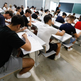 Foto de archivo de estudiantes durante el primer día de las pruebas de la Evaluación del Bachillerato para el Acceso a la Universidad (EBAU) a 5 de junio de 2024, en Murcia.