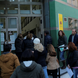 Un grupo de personas entra en una oficina del servicio público de empleo en Andalucía. REUTERS/Jon Nazca