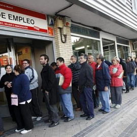 FIla de desempleados frente a la oficina del INEM. EFE/Archivo