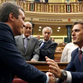 El líder PP, Pablo Casado, y el de Ciudadanos, Albert Rivera, saludándose en el hemiciclo del Congreso. EFE