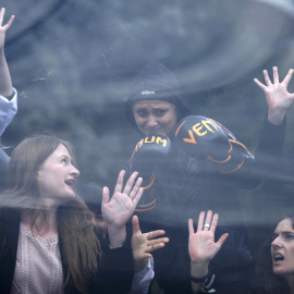 Varias mujeres simulan la ruptura del famoso 'techo de cristal' que rodea a las mujeres con motivo del Día Internacional de la Mujer en Tbilisi, Georgia March. REUTERS/David Mdzinarishvili