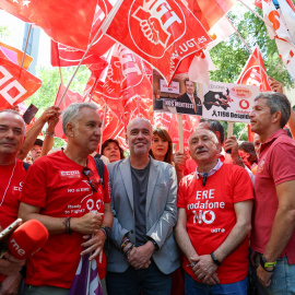 El secretario general de CCOO, Unai Sordo (3i) y el secretario general de UGT, Pepe Álvarez (4i), durante una concentración convocada por los sindicatos por el ERE de Vodafone, a 9 de julio de 2024, en Madrid (España).