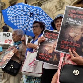 Protesta de pensionistas en Bilbao para reclamar unas pensiones dignas. / MIGUEL TOÑA (EFE)