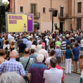 Centenars de persones omplen la plaça de la Catedral de Vic per donar la benvinguda a Marta Rovira.