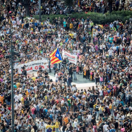 14/10/2019.- Miles de personas se concentran en la Plaza de Catalunya de Barcelona en protesta por la sentencia del procés. EFE/Marta Pérez