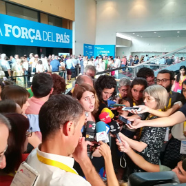 La líder del partit, Marta Pascal, atenent als mitjans a les portes de la 1a Assemblae Nacional del PDeCAT. @Pdemocratacat