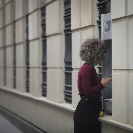 Una mujer en un cajero automático durante el estado de alarma, en Sevilla, a 20 de abril de 2020.