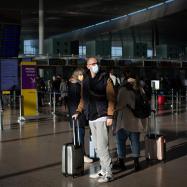 Varios pasajeros con maletas en el aeropuerto de El Prat, a 19 de noviembre de 2021, en Barcelona, Cataluña (España).