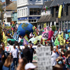 Manifestantes salen a la calle tras la llamada de Extinction Rebellion con motivo de la reunión del G7, este sábado en Falmouth. - REUTERS