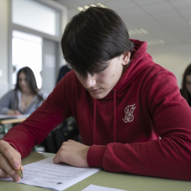 Un alumno de una clase de 1º Bachillerato del Instituto Calderón de la Barca en Gijón realiza una prueba piloto de PAU