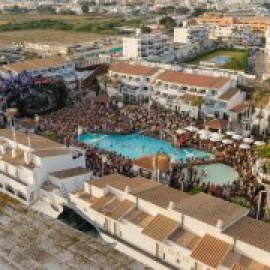 Los turistas llenan hoteles en Ibiza mientras los trabajadores luchan por encontrar un lugar donde vivir