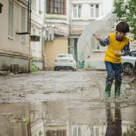 Un niño jugando en la calle