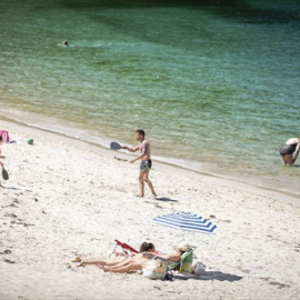 Varias personas se bañan y toman el sol en una playa del municipio de Marín, a 5 de junio de 2021, en Marín, Pontevedra, Galicia.