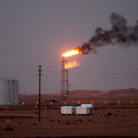 Imagen de las instalaciones de la planta petrolífera de Aramco en Khurais a unos 160 kilómetros de Riad (Arabia Saudí). EFE/EPA/ALI HAIDER